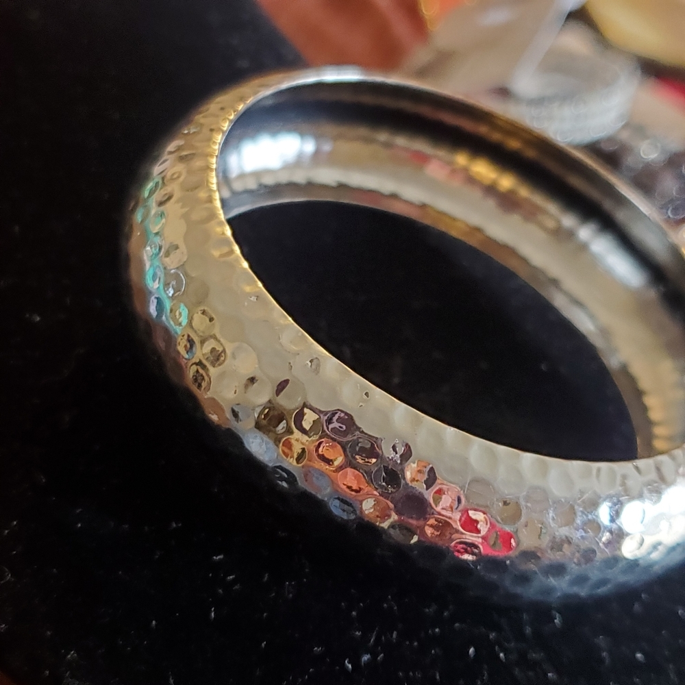 Silvertone hammered look metal bangle bracelet - Picture 3 of 3